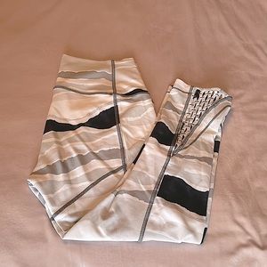 ✨Unique✨Lululemon crop leggings